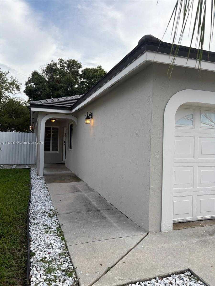 Small Image of 18336 NORTH WEST 6TH ST, Pembroke Pines Number 2
