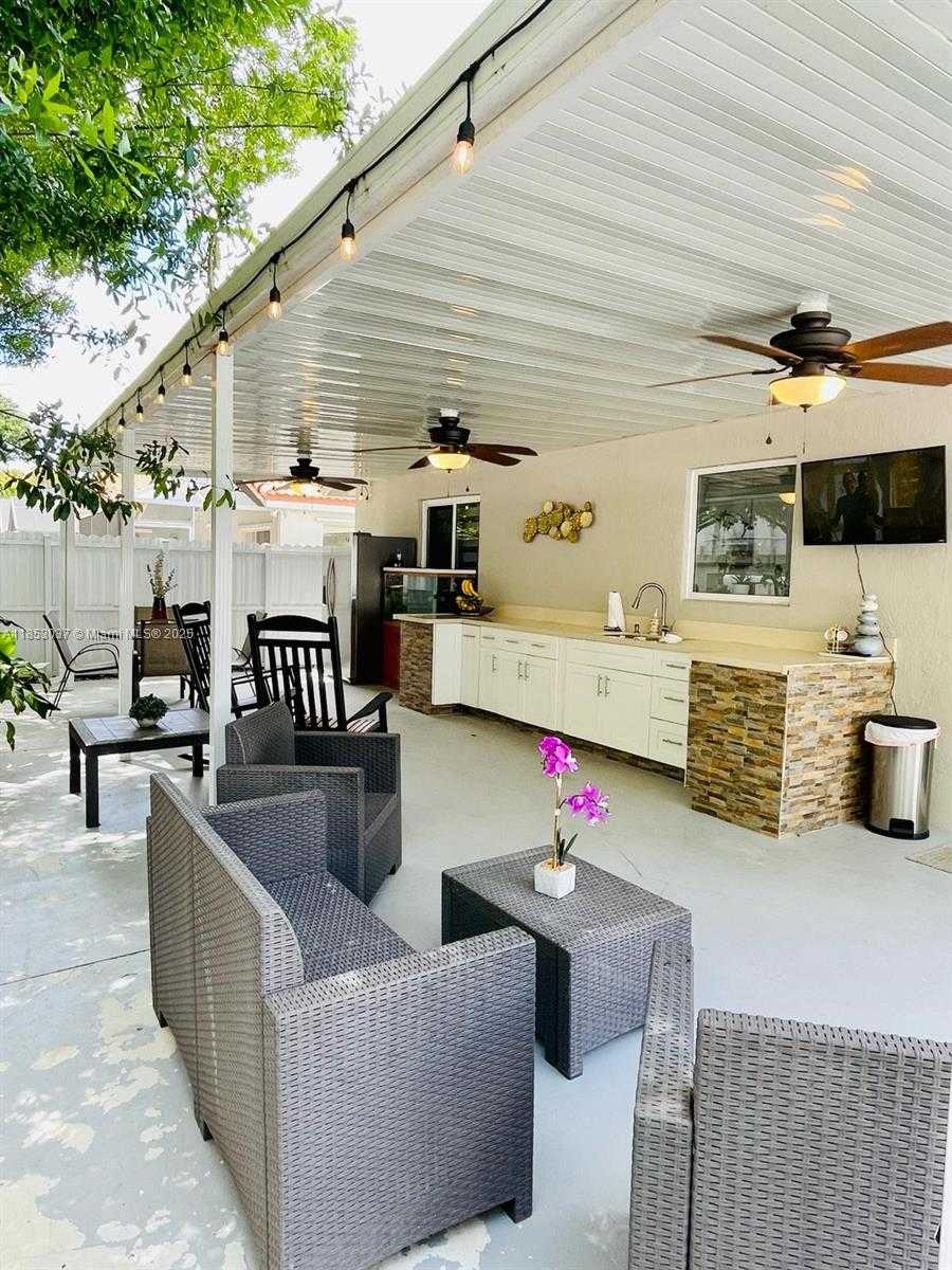 Small Image of 18336 NORTH WEST 6TH ST, Pembroke Pines Number 36