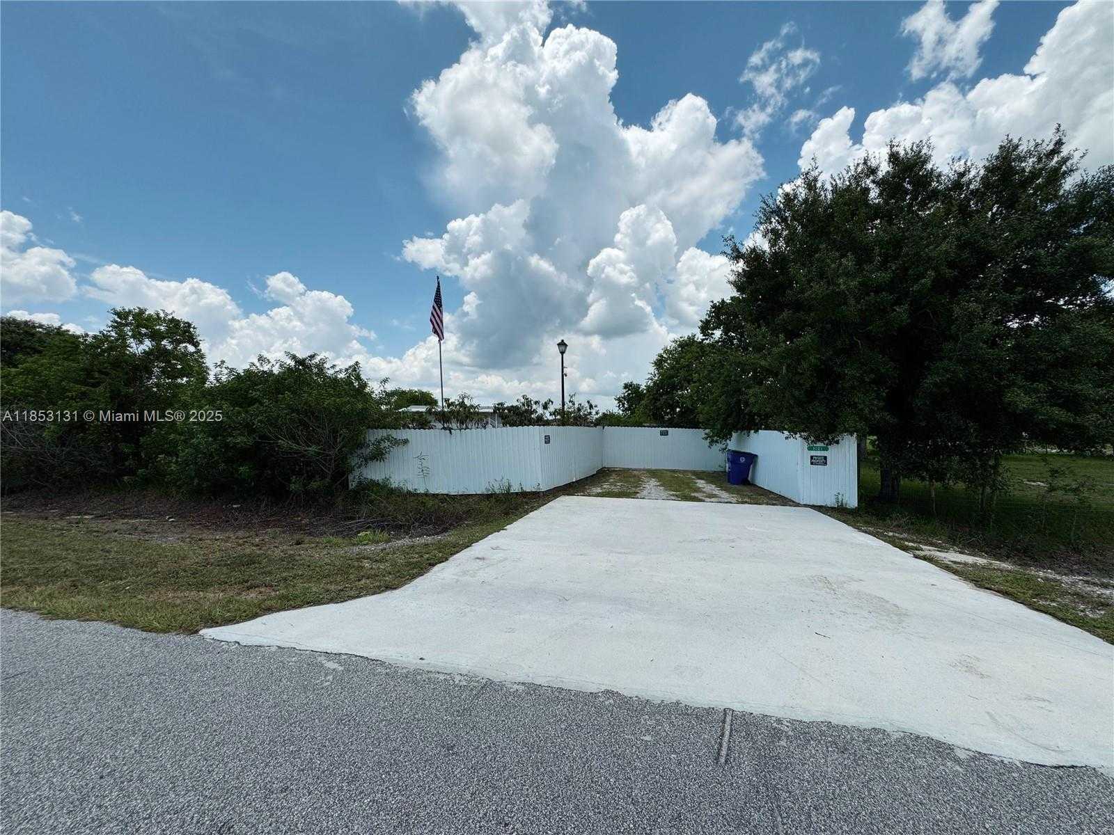 Small Image of 1321 BLUFF HAMMOCK RD, Lorida Number 2