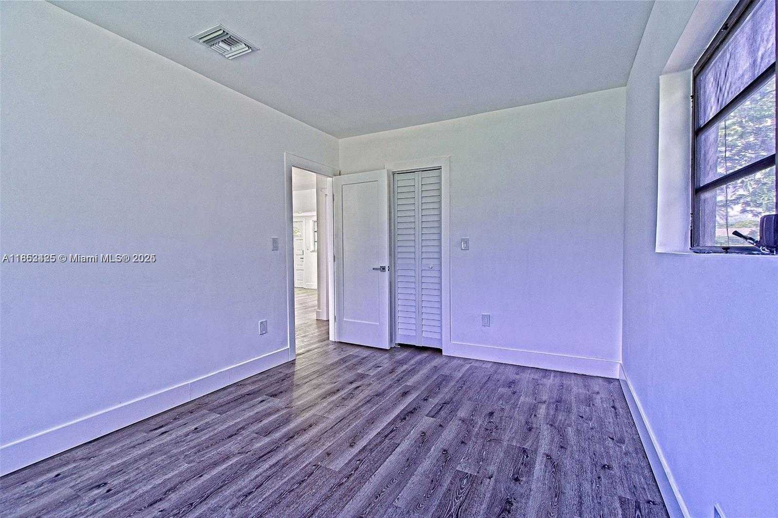 Small Image of 372 WEST DAYTON CIR, Fort Lauderdale Number 13
