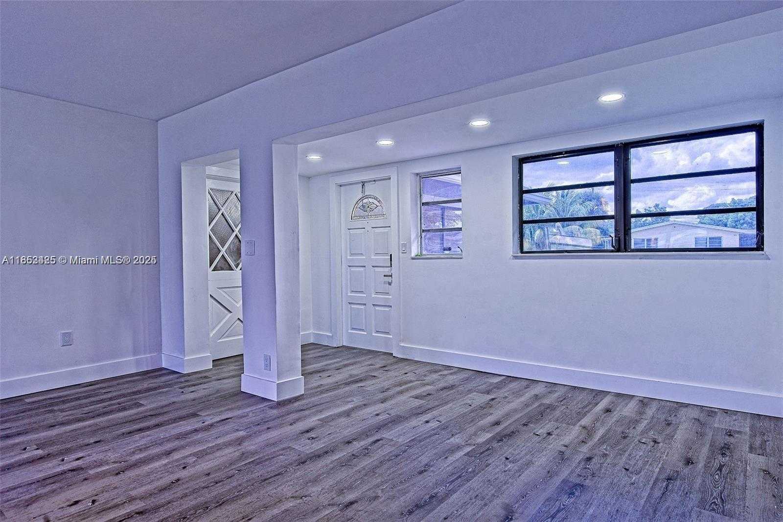 Small Image of 372 WEST DAYTON CIR, Fort Lauderdale Number 14