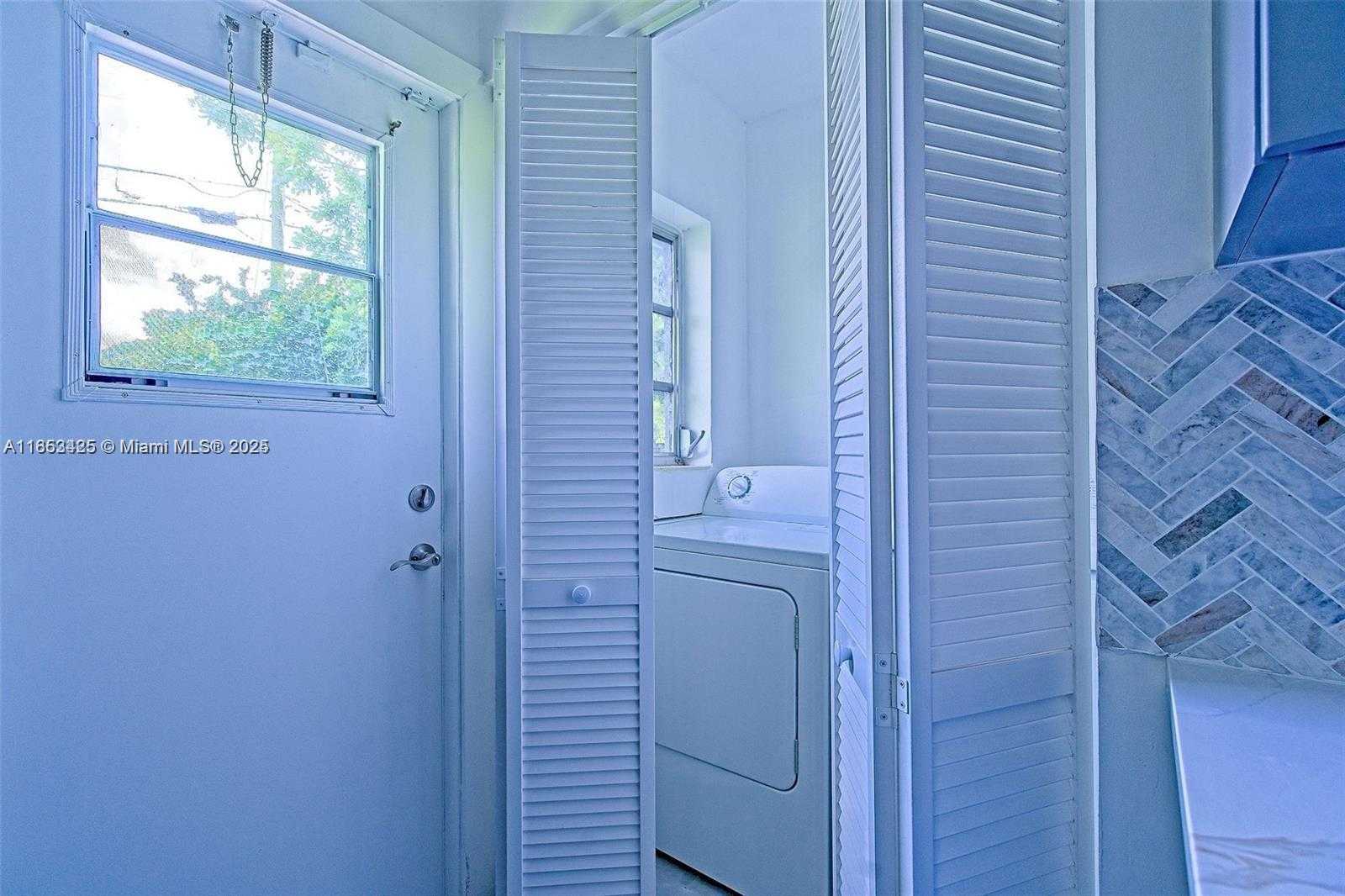 Small Image of 372 WEST DAYTON CIR, Fort Lauderdale Number 19