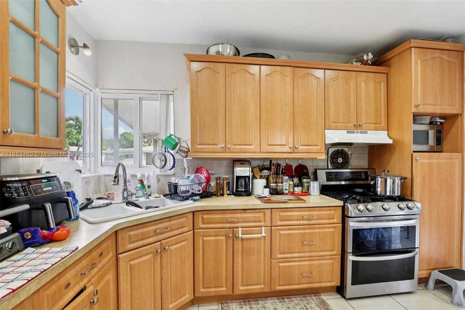 Small Image of 550 NORTH EAST 173RD ST, North Miami Beach Number 11
