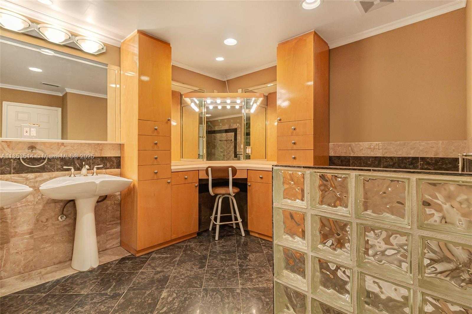 Small Image of 7725 NORTH WEST 192ND ST, Hialeah Number 5