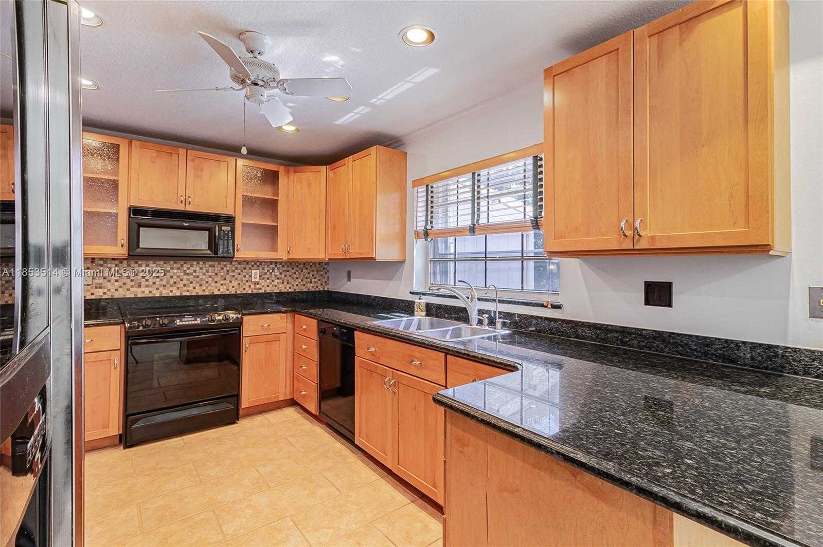 Small Image of 7725 NORTH WEST 192ND ST, Hialeah Number 9