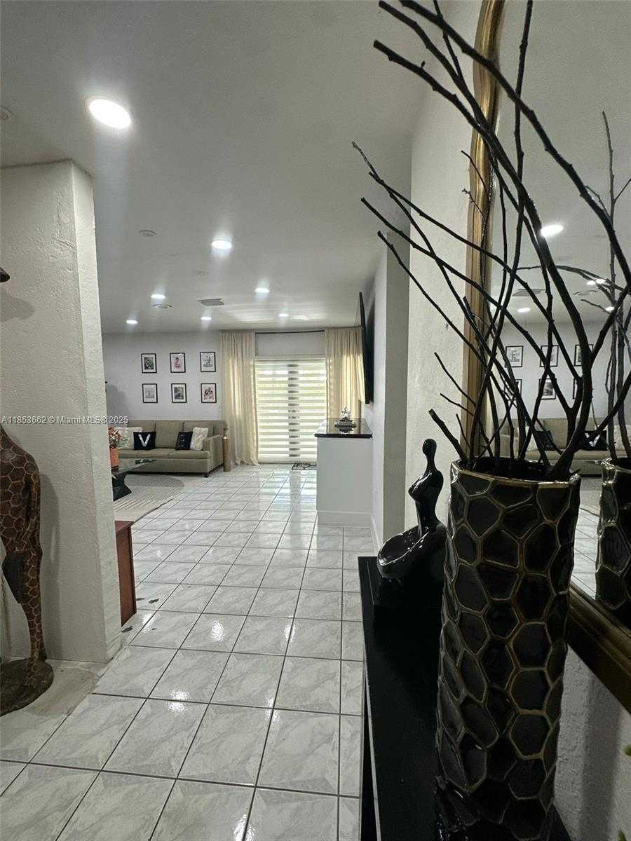 Small Image of 19361 NORTH WEST 1ST CT, Miami Gardens Number 11