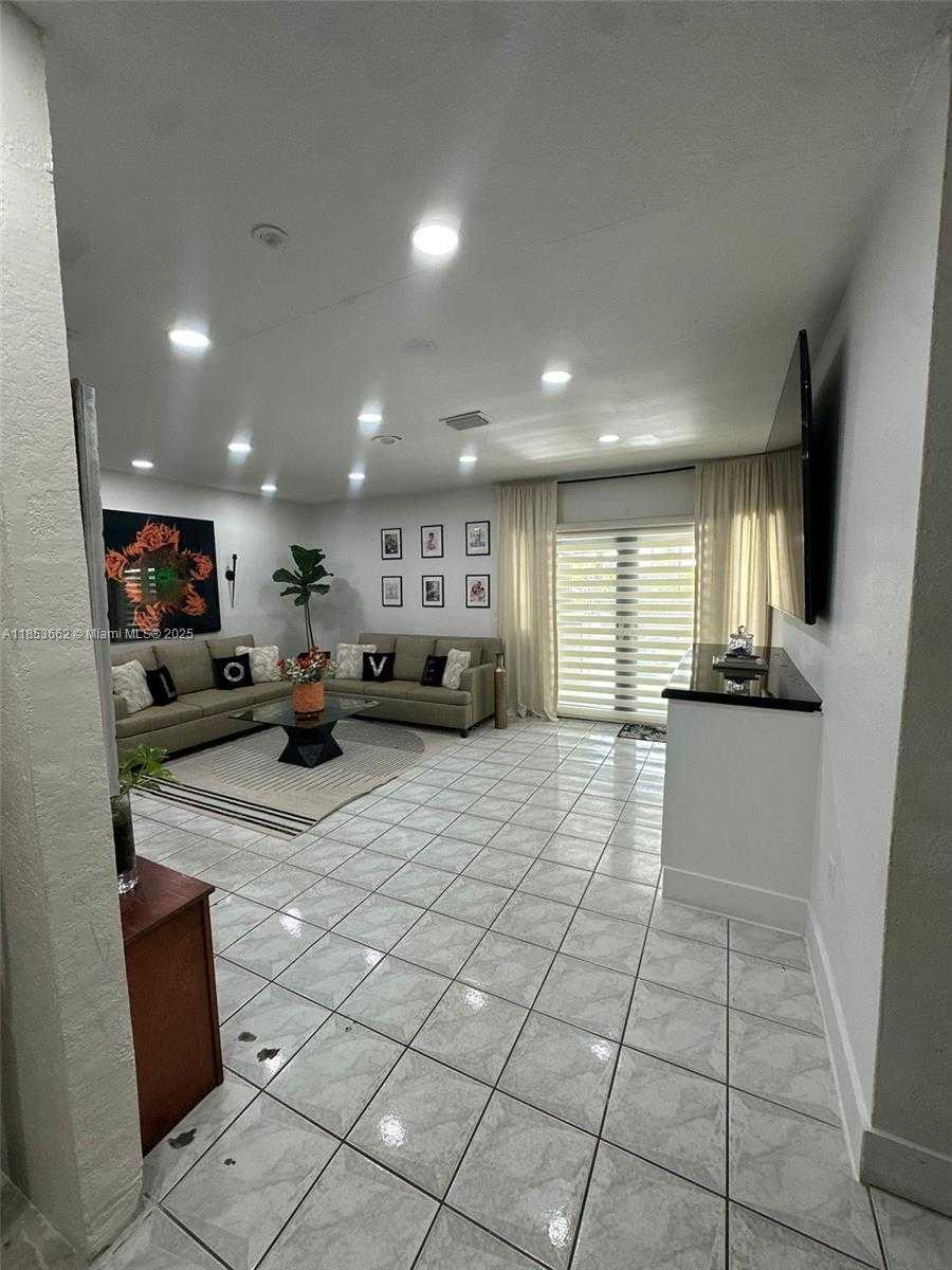 Small Image of 19361 NORTH WEST 1ST CT, Miami Gardens Number 12
