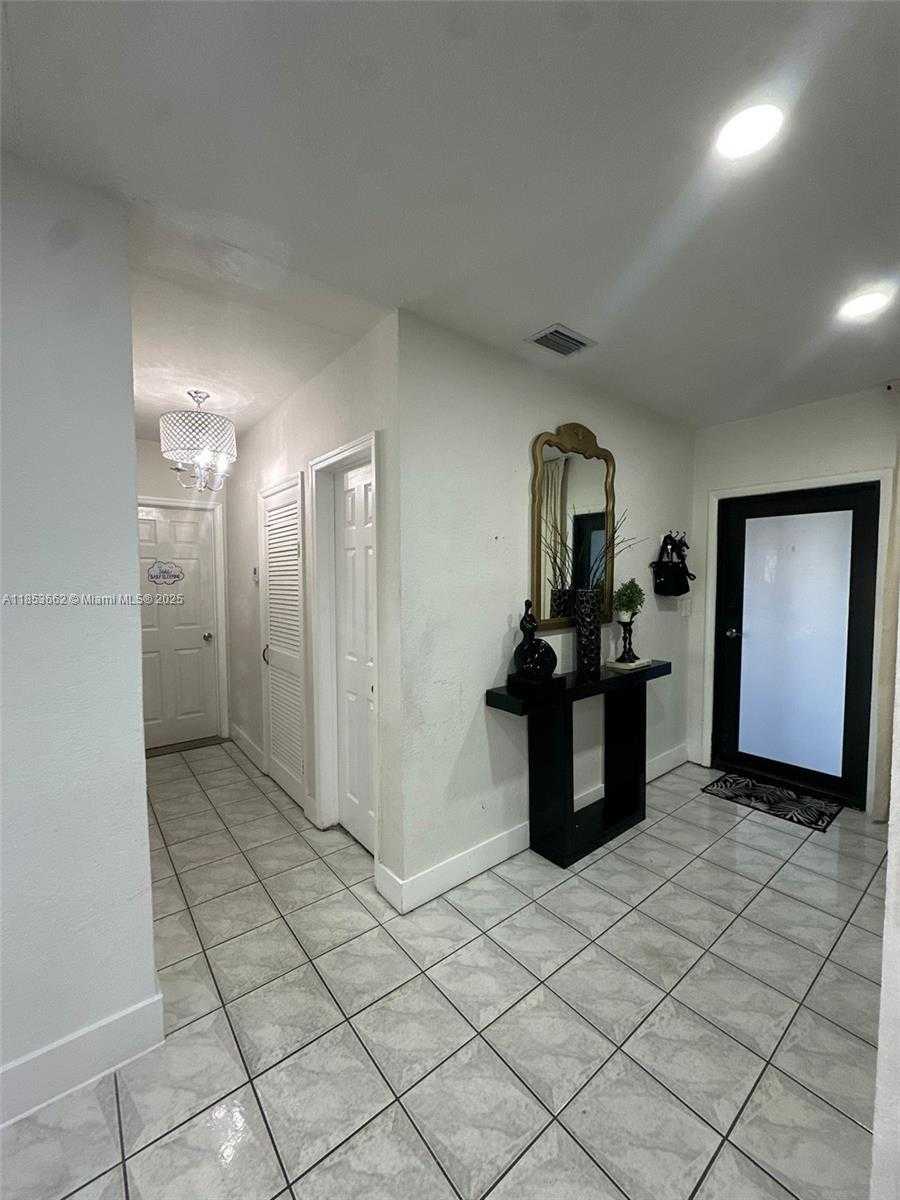 Small Image of 19361 NORTH WEST 1ST CT, Miami Gardens Number 14