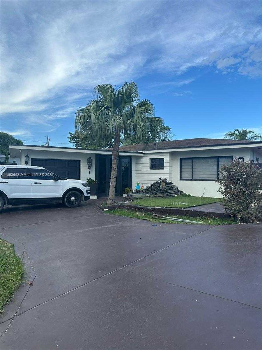 Small Image of 19361 NORTH WEST 1ST CT, Miami Gardens Number 2