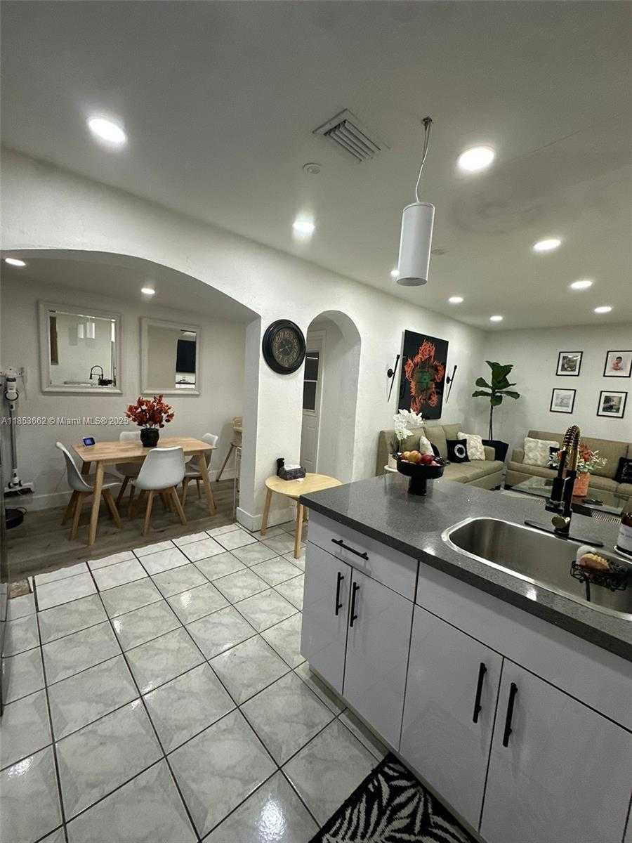 Small Image of 19361 NORTH WEST 1ST CT, Miami Gardens Number 26