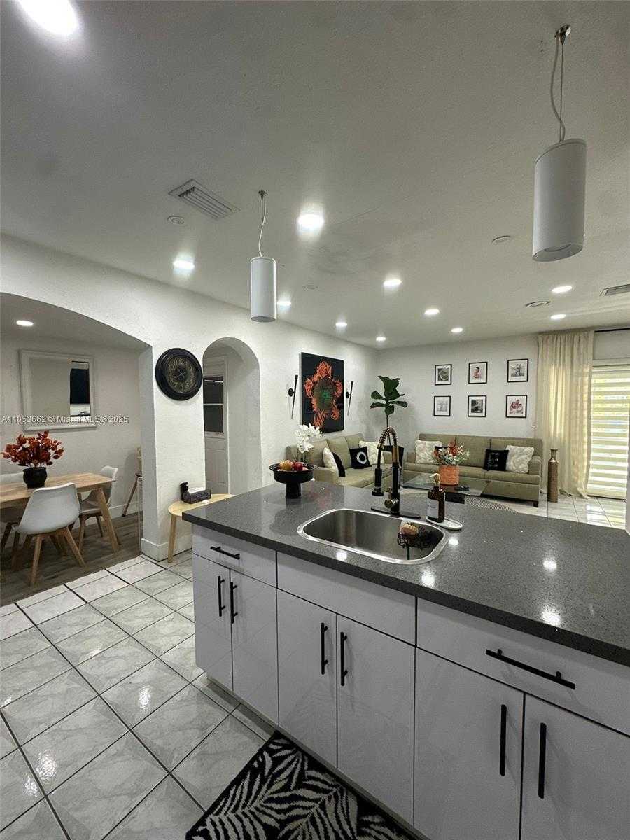 Small Image of 19361 NORTH WEST 1ST CT, Miami Gardens Number 27
