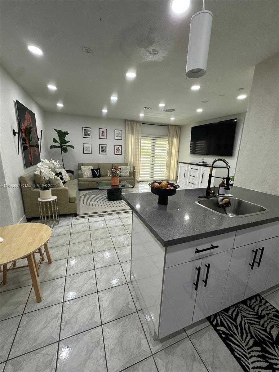 Small Image of 19361 NORTH WEST 1ST CT, Miami Gardens Number 29