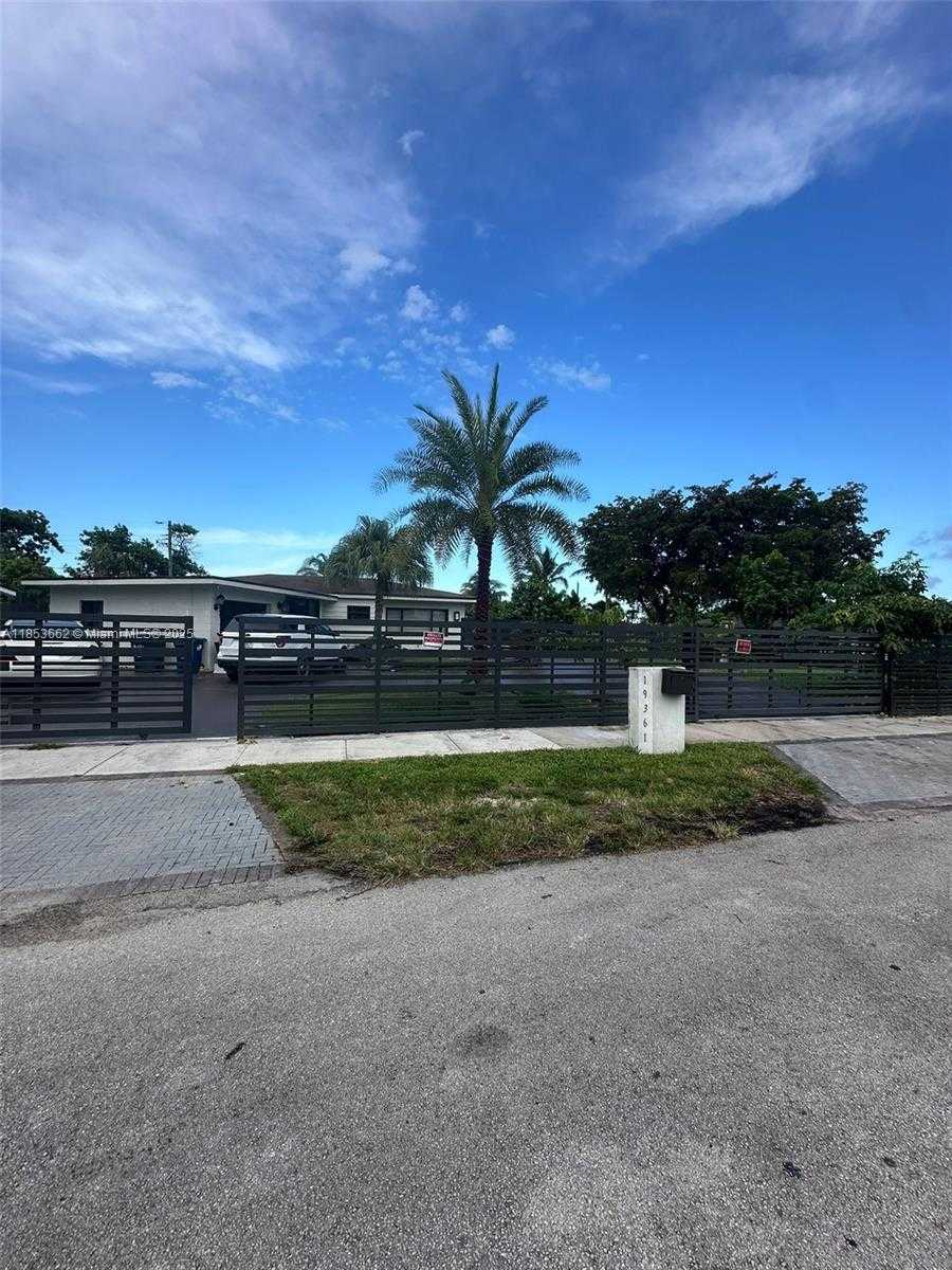 Small Image of 19361 NORTH WEST 1ST CT, Miami Gardens Number 4