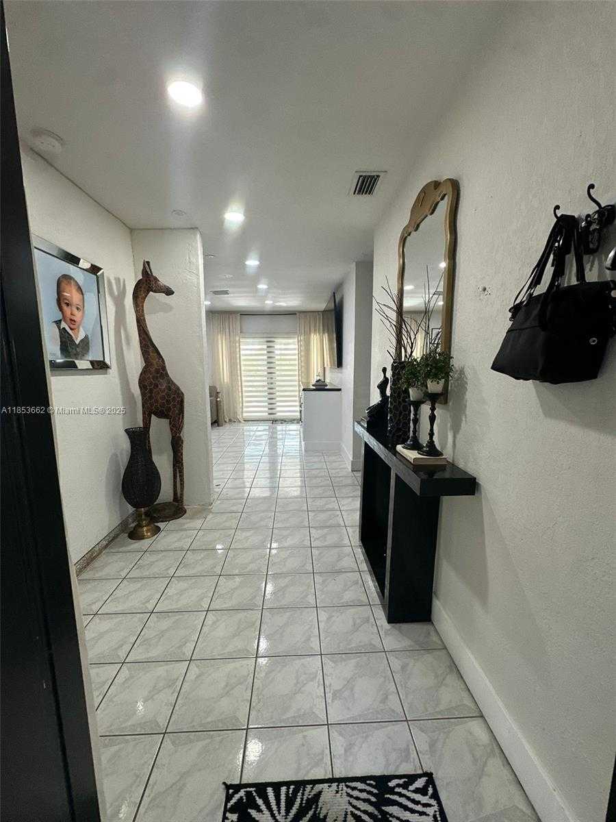 Small Image of 19361 NORTH WEST 1ST CT, Miami Gardens Number 7