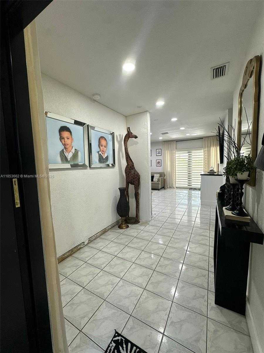 Small Image of 19361 NORTH WEST 1ST CT, Miami Gardens Number 8