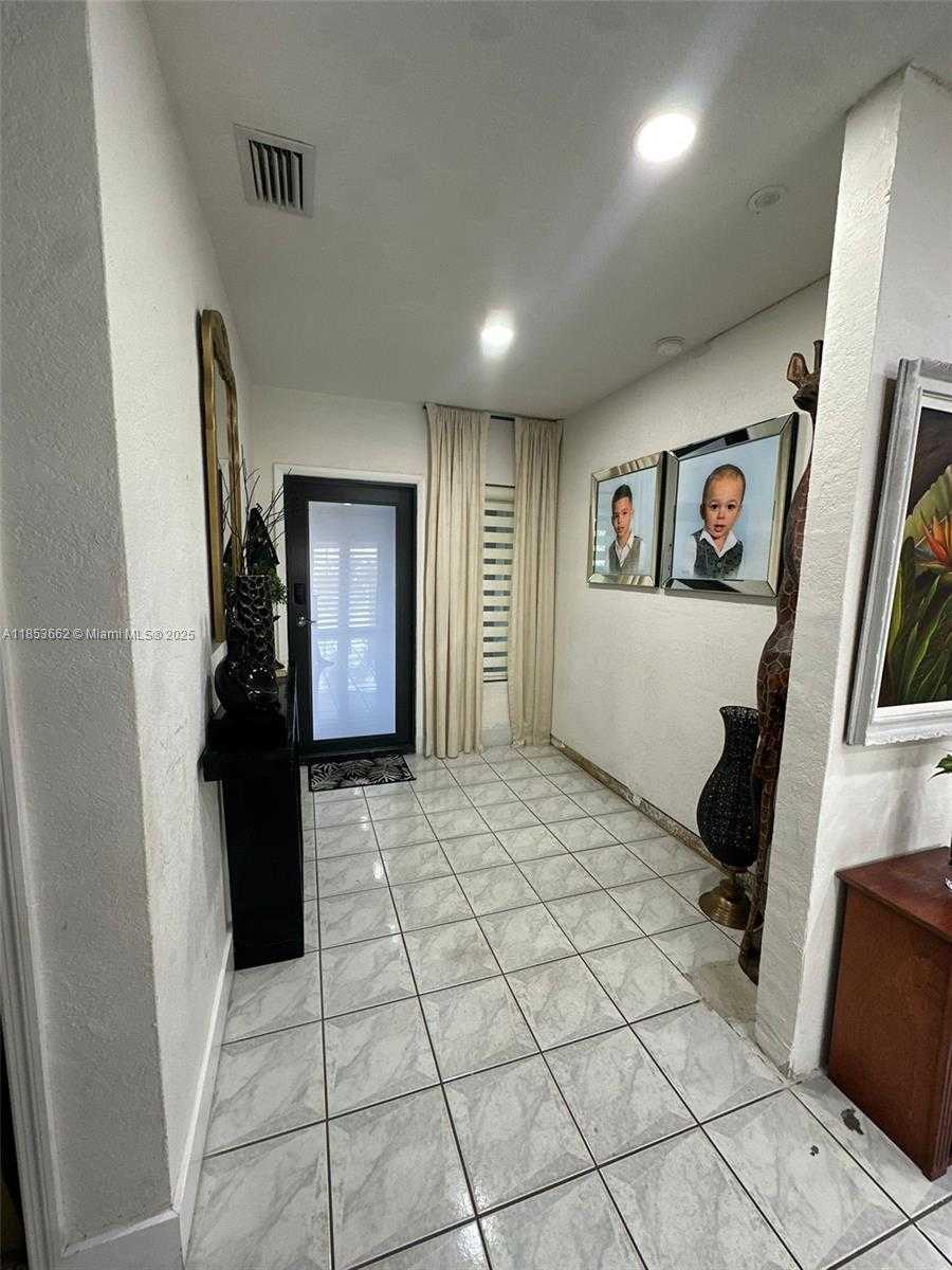 Small Image of 19361 NORTH WEST 1ST CT, Miami Gardens Number 9