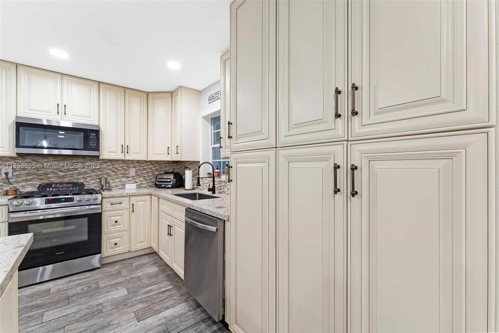 Small Image of 6571 SOUTH WEST 56TH ST, Davie Number 7