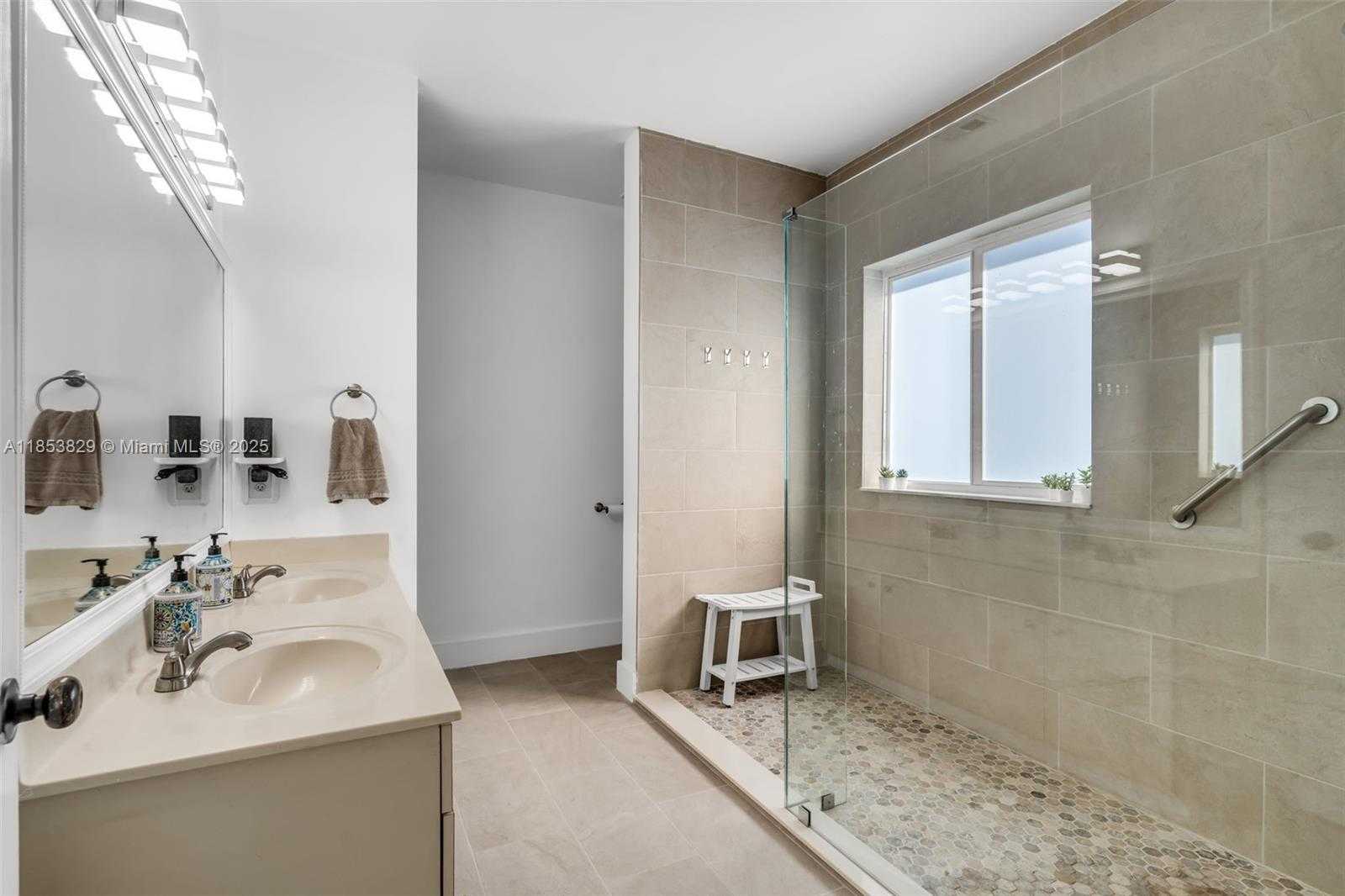 Small Image of 13000 SOUTH WEST 136TH TER, Miami Number 19