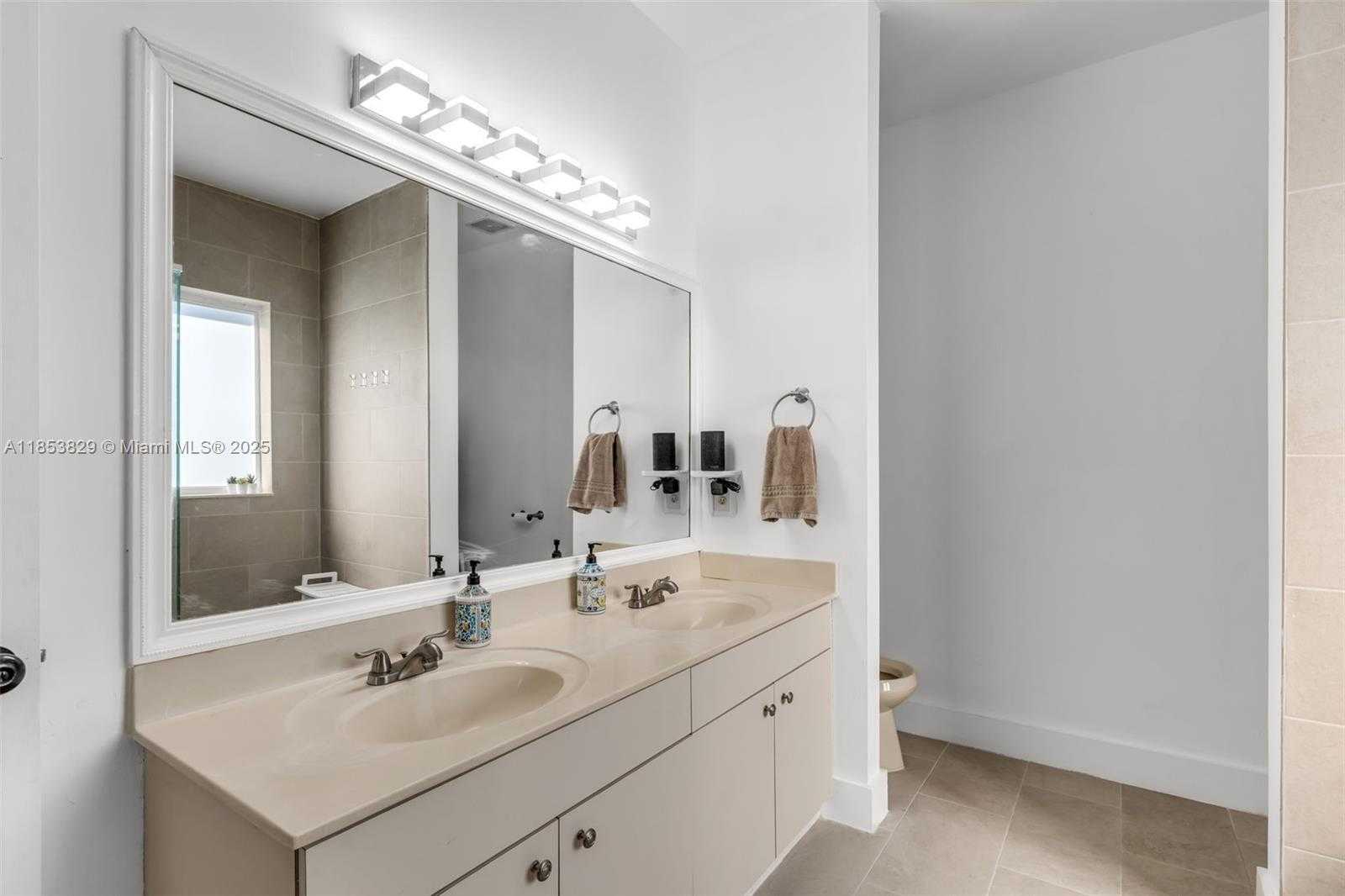 Small Image of 13000 SOUTH WEST 136TH TER, Miami Number 20