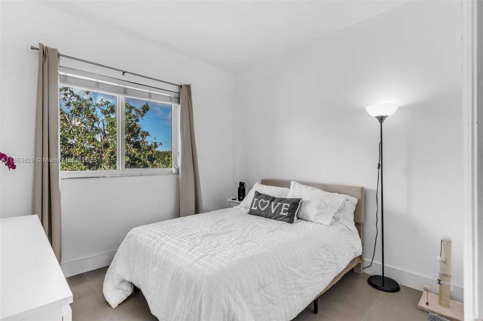 Small Image of 13000 SOUTH WEST 136TH TER, Miami Number 23