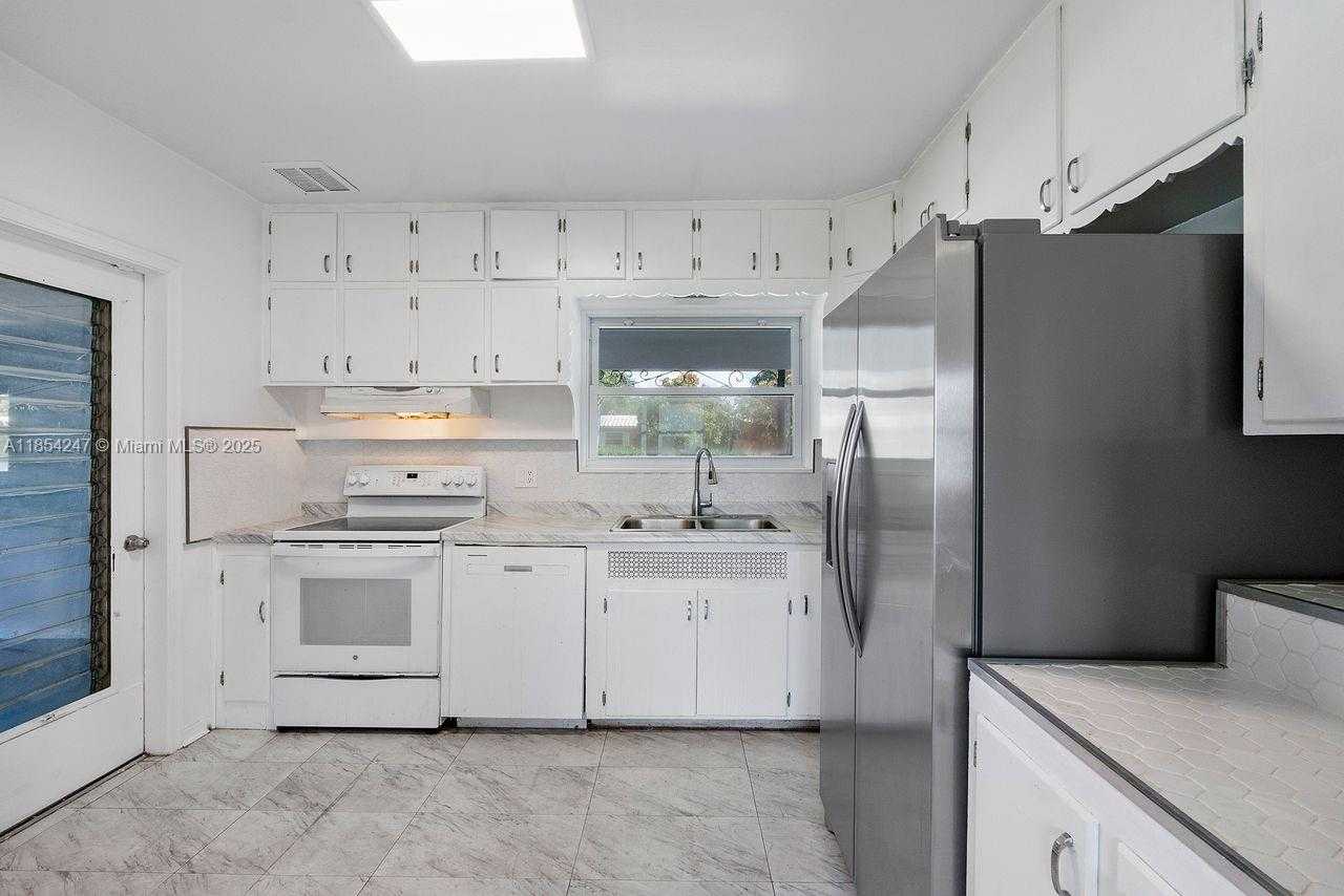 Small Image of 1150 ADAMS ST, Hollywood Number 16