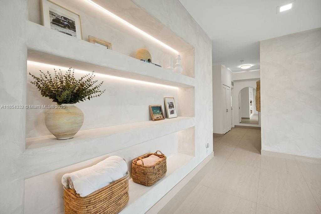 Small Image of 919 NORTH NORTHLAKE DR, Hollywood Number 11