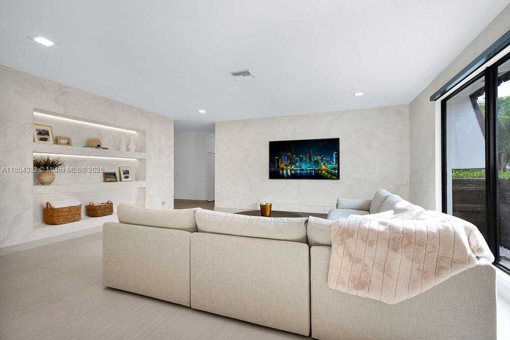 Small Image of 919 NORTH NORTHLAKE DR, Hollywood Number 12