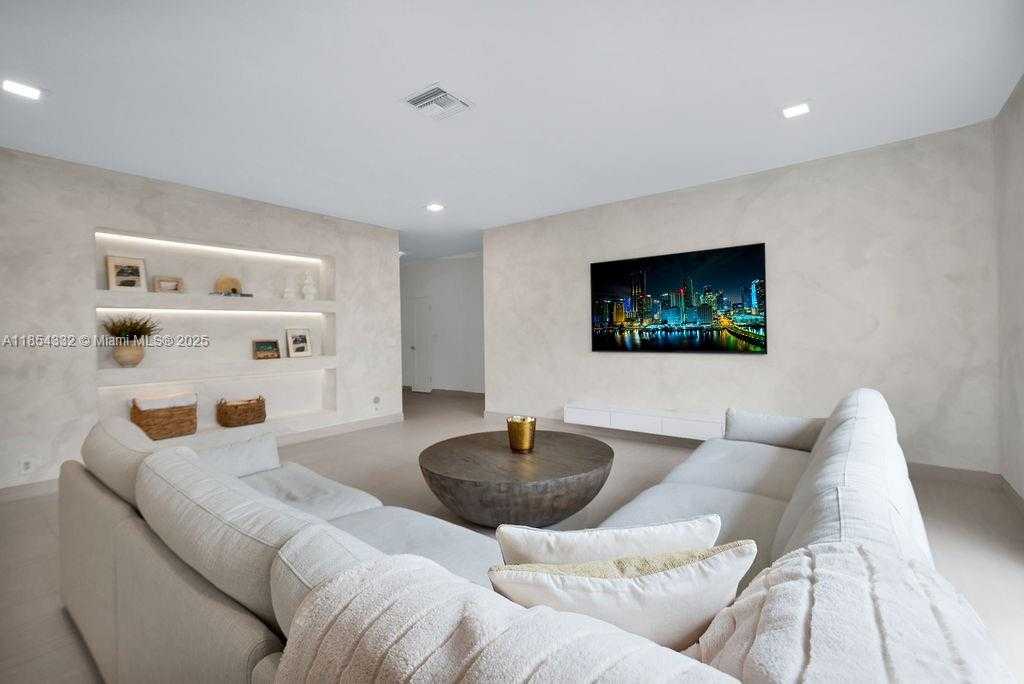 Small Image of 919 NORTH NORTHLAKE DR, Hollywood Number 13