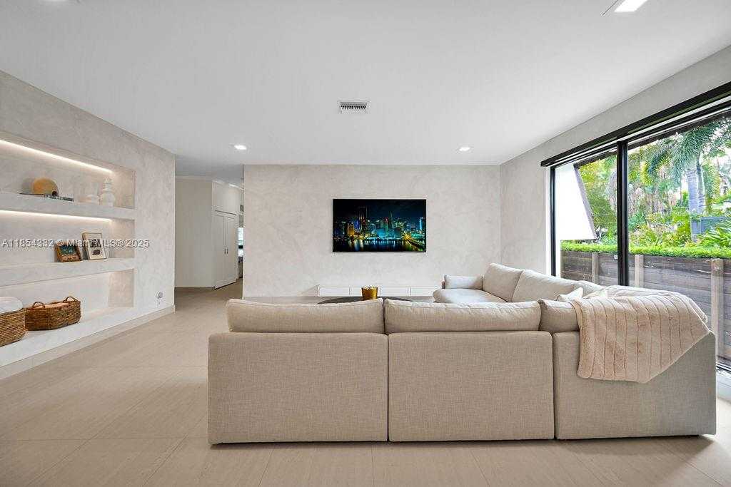 Small Image of 919 NORTH NORTHLAKE DR, Hollywood Number 14