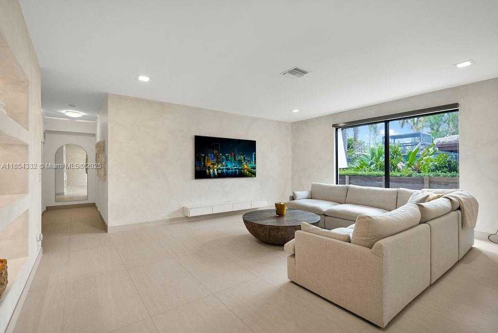 Small Image of 919 NORTH NORTHLAKE DR, Hollywood Number 16