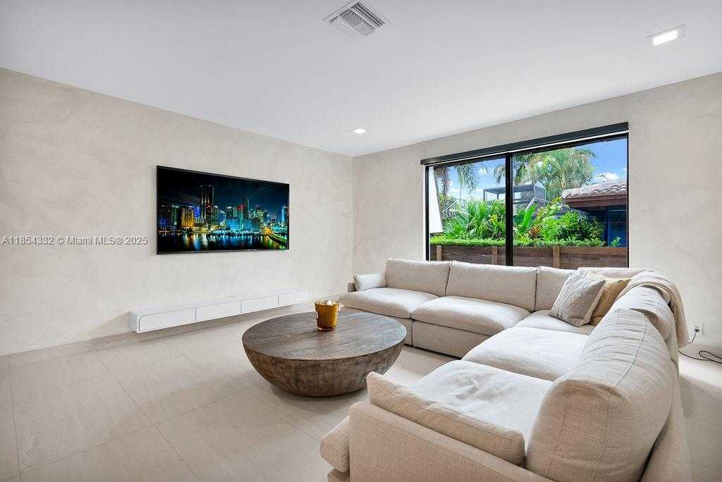 Small Image of 919 NORTH NORTHLAKE DR, Hollywood Number 17