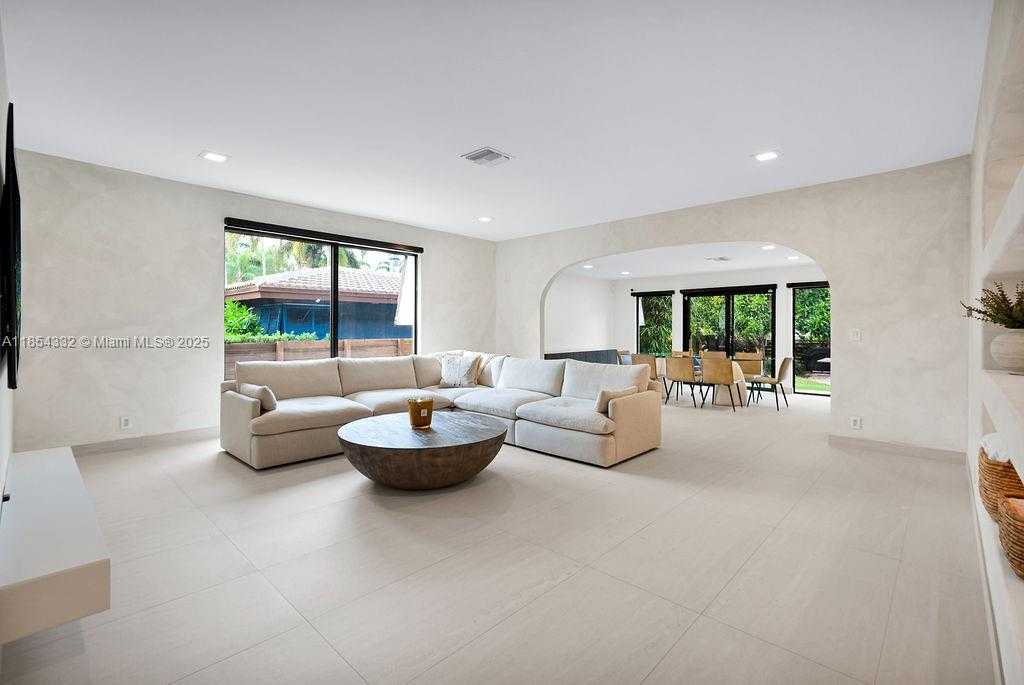 Small Image of 919 NORTH NORTHLAKE DR, Hollywood Number 18