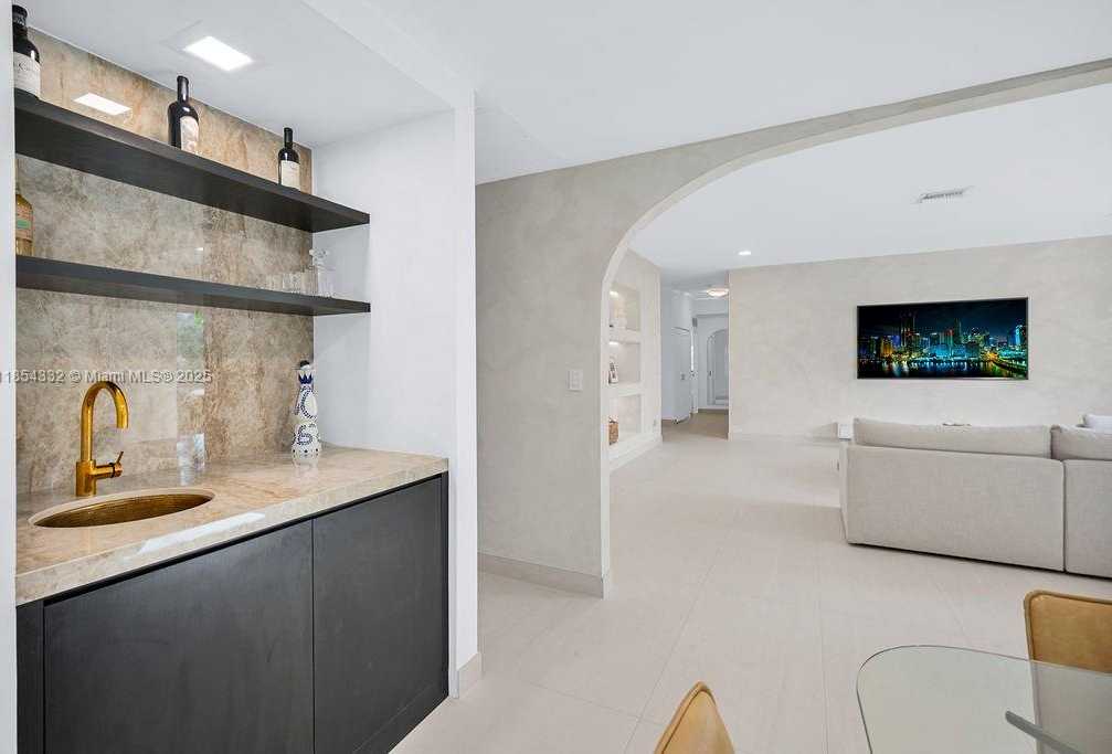 Small Image of 919 NORTH NORTHLAKE DR, Hollywood Number 2