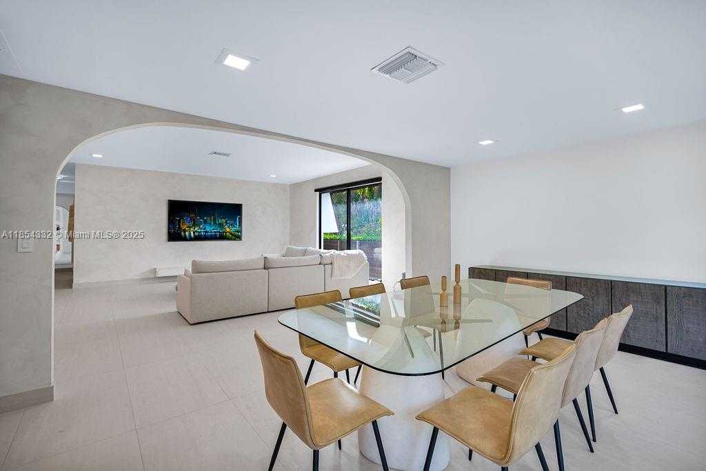 Small Image of 919 NORTH NORTHLAKE DR, Hollywood Number 20