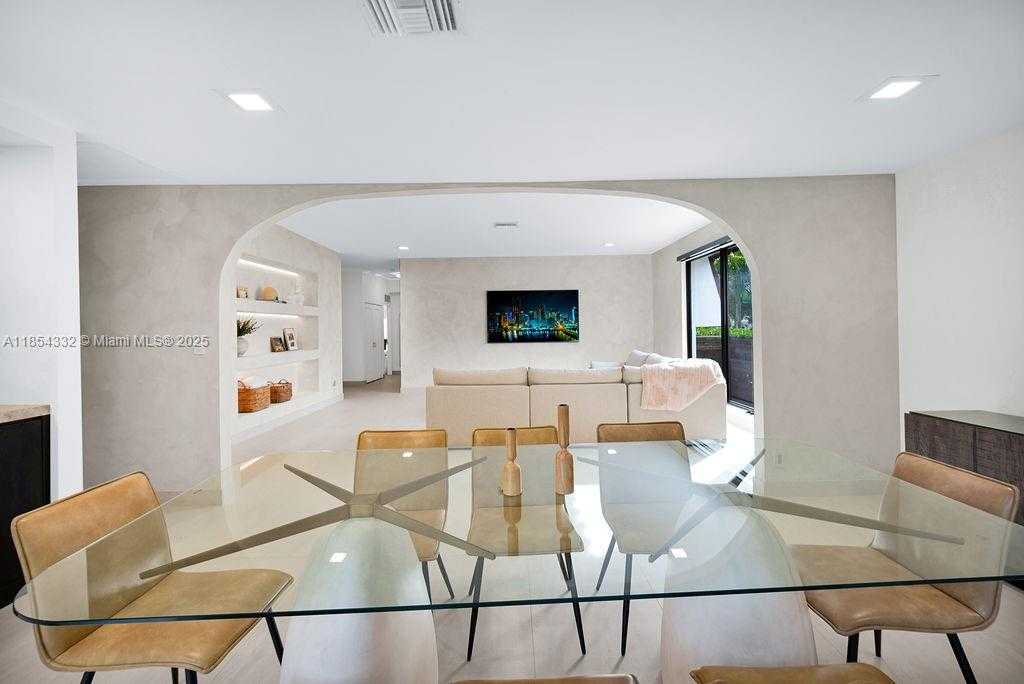 Small Image of 919 NORTH NORTHLAKE DR, Hollywood Number 21
