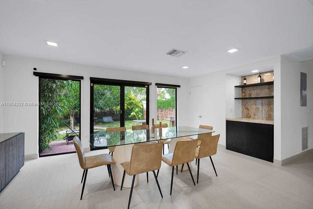 Small Image of 919 NORTH NORTHLAKE DR, Hollywood Number 23