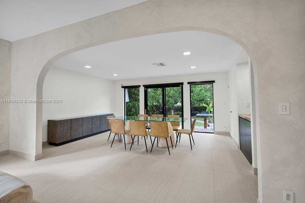 Small Image of 919 NORTH NORTHLAKE DR, Hollywood Number 25