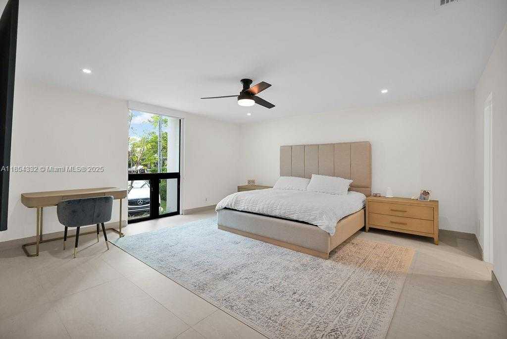 Small Image of 919 NORTH NORTHLAKE DR, Hollywood Number 37