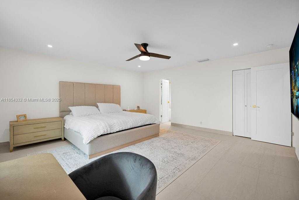 Small Image of 919 NORTH NORTHLAKE DR, Hollywood Number 38
