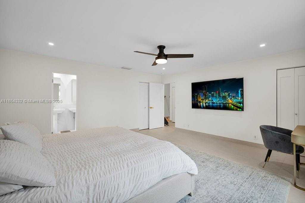 Small Image of 919 NORTH NORTHLAKE DR, Hollywood Number 39