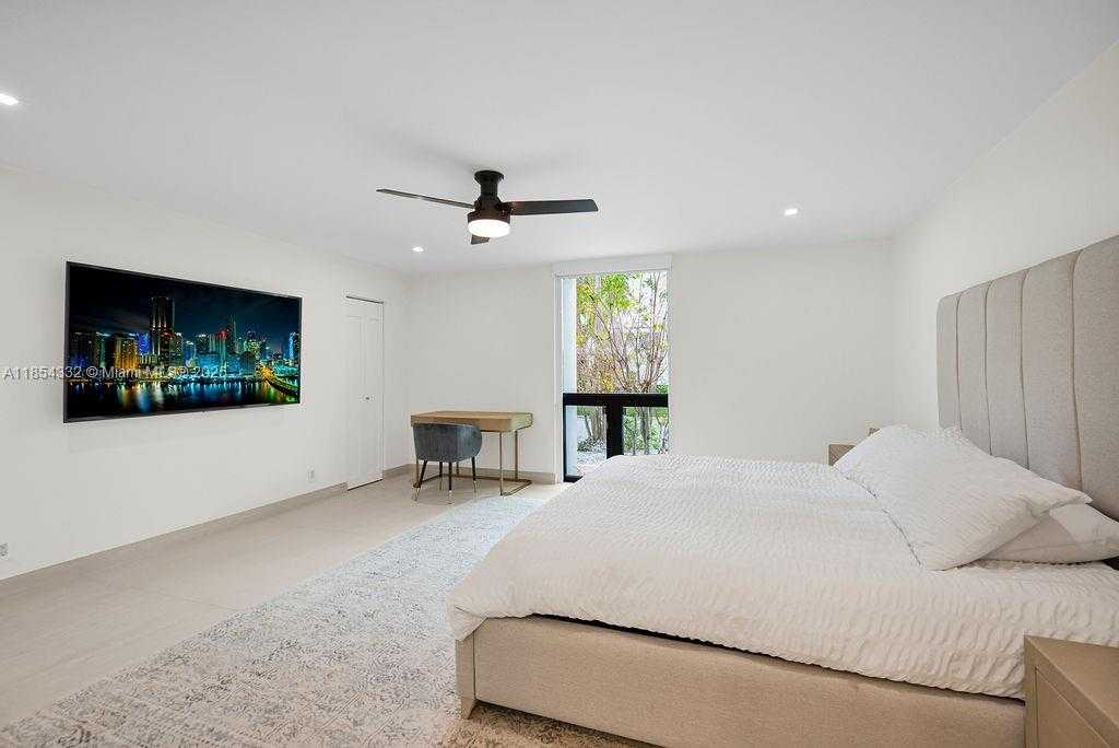 Small Image of 919 NORTH NORTHLAKE DR, Hollywood Number 40