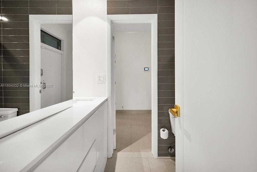 Small Image of 919 NORTH NORTHLAKE DR, Hollywood Number 49