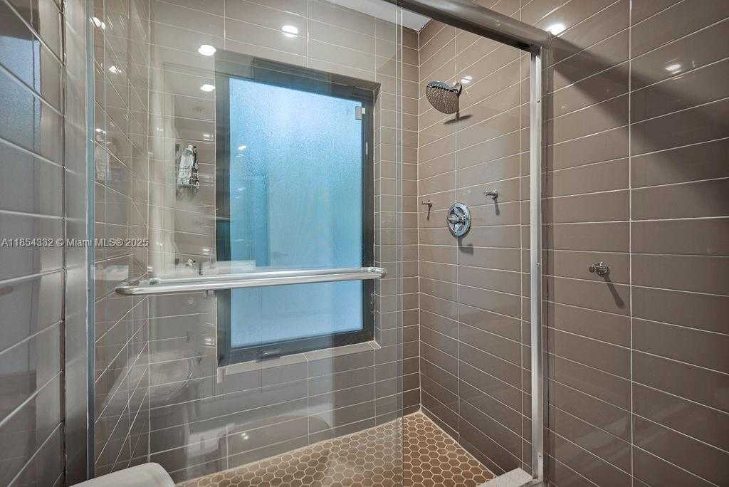 Small Image of 919 NORTH NORTHLAKE DR, Hollywood Number 50