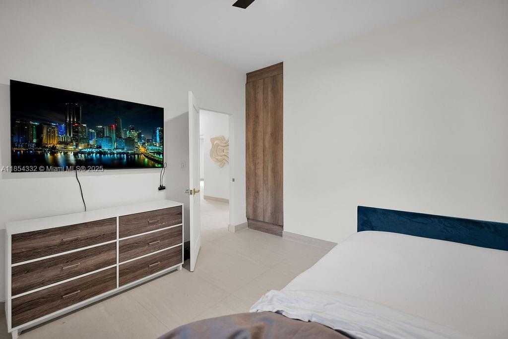 Small Image of 919 NORTH NORTHLAKE DR, Hollywood Number 51