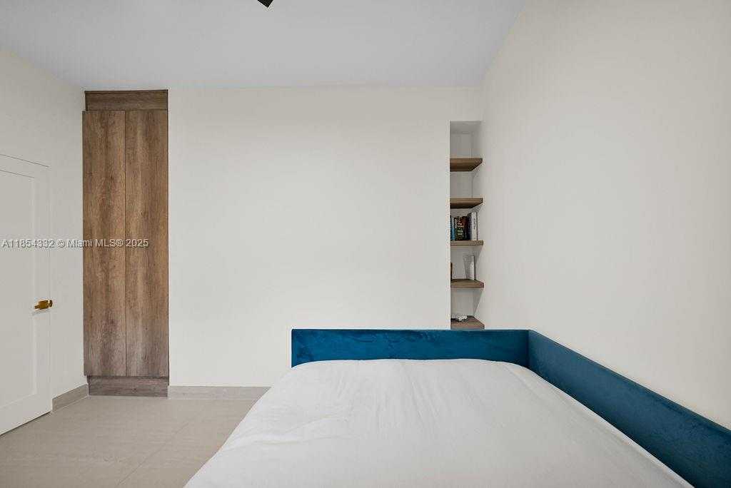 Small Image of 919 NORTH NORTHLAKE DR, Hollywood Number 53