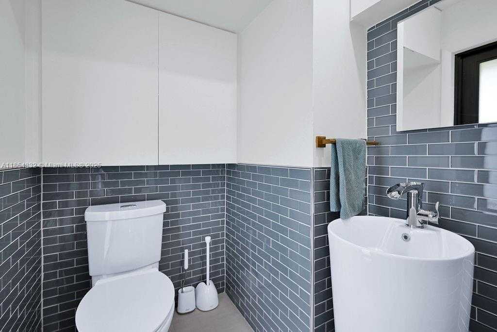 Small Image of 919 NORTH NORTHLAKE DR, Hollywood Number 55