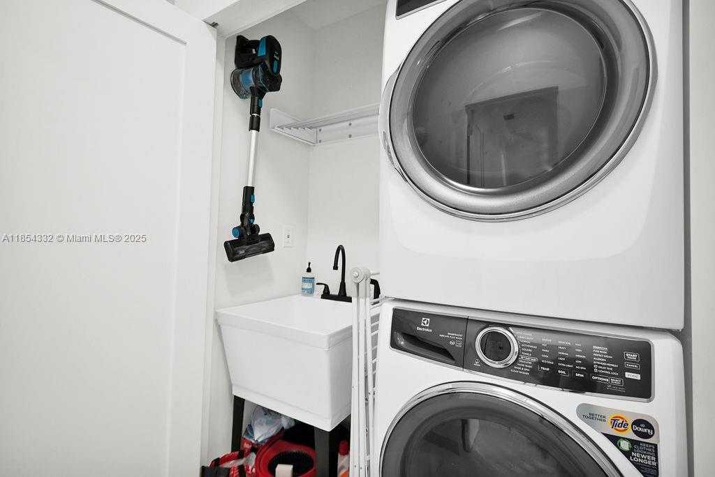 Small Image of 919 NORTH NORTHLAKE DR, Hollywood Number 56