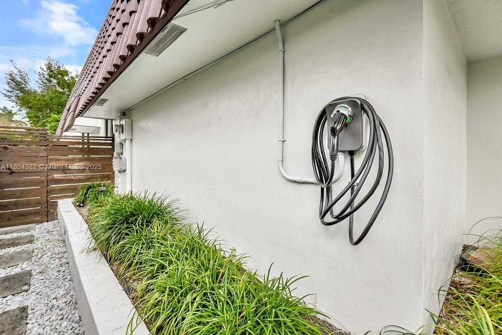 Small Image of 919 NORTH NORTHLAKE DR, Hollywood Number 64