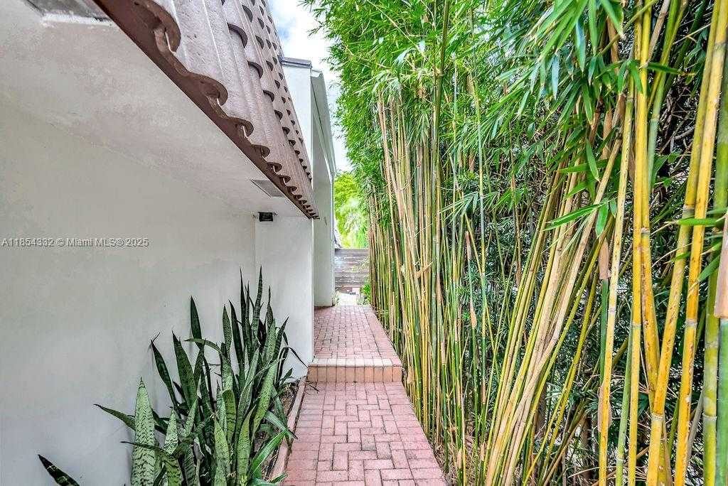 Small Image of 919 NORTH NORTHLAKE DR, Hollywood Number 7