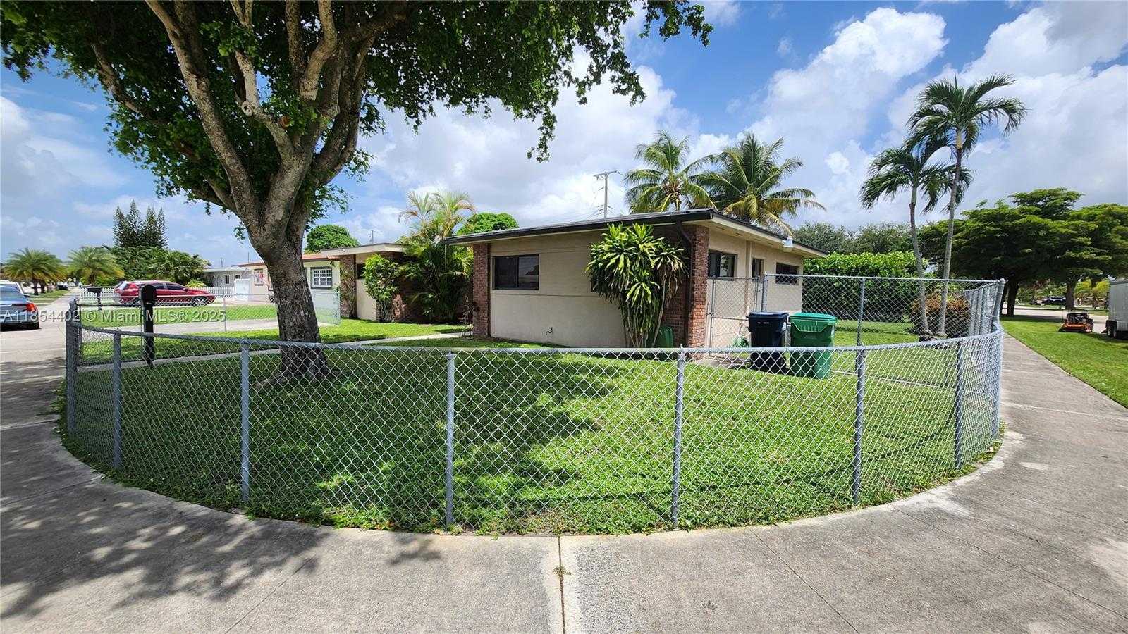Small Image of 6241 NORTH WEST 110TH ST, Hialeah Number 2